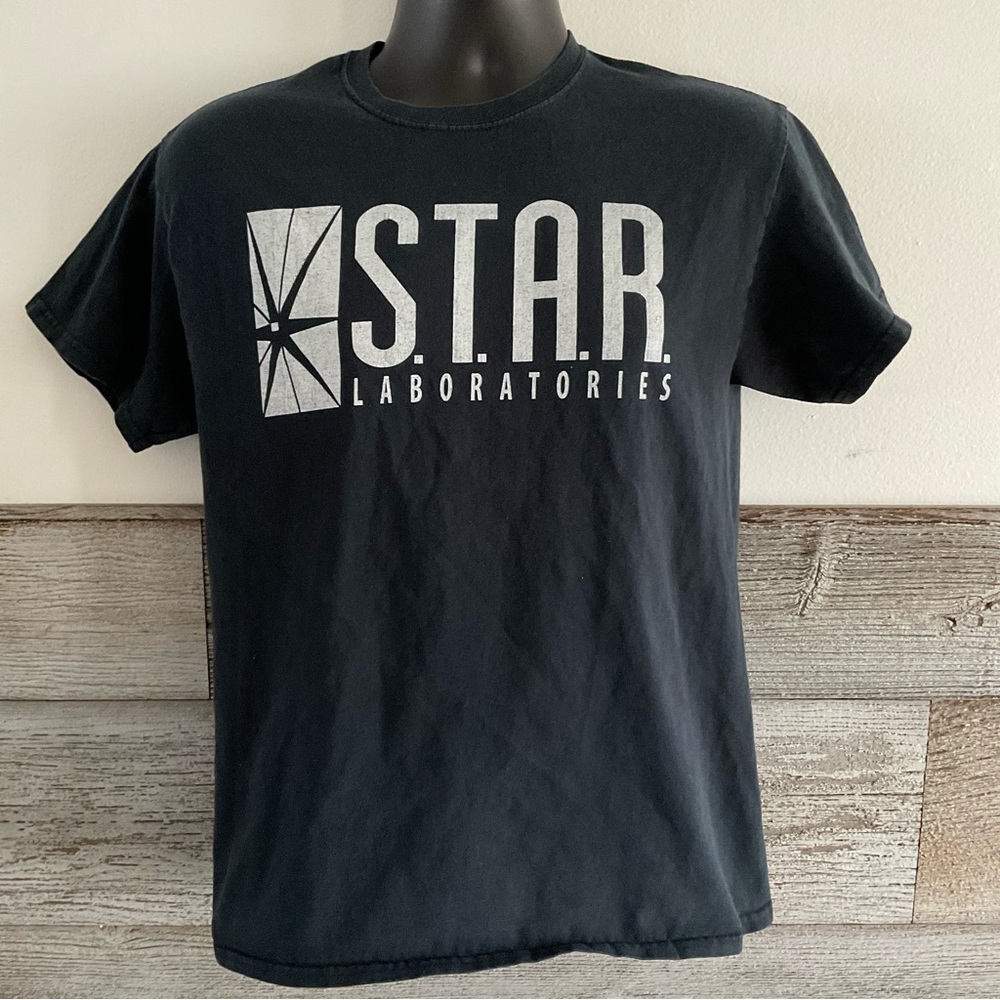 STAR Laboratory The Flash short sleeve shirt size medium (H1)